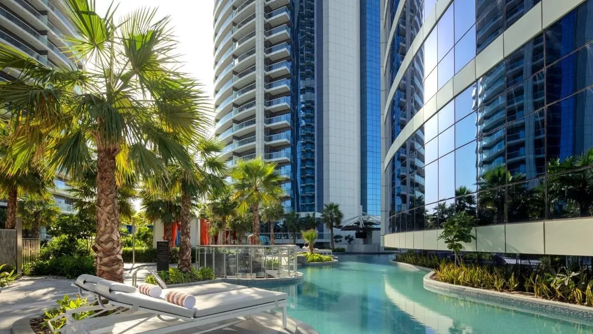 paramounthotel-pool-web_wide